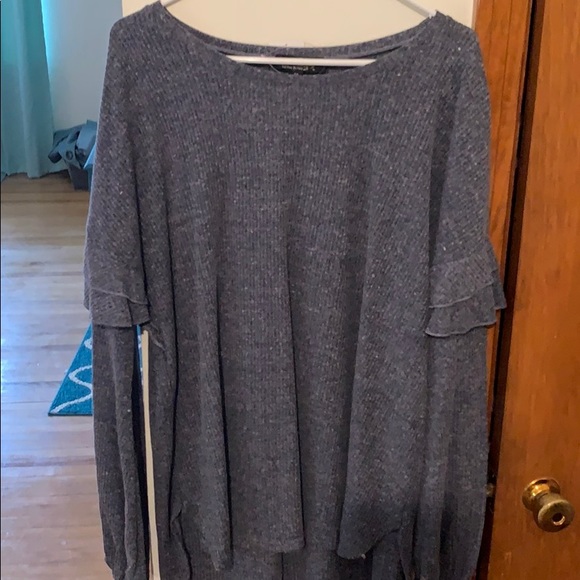 Suzanne Betro Sweaters - Grey sweater with ruffle sleeve detail